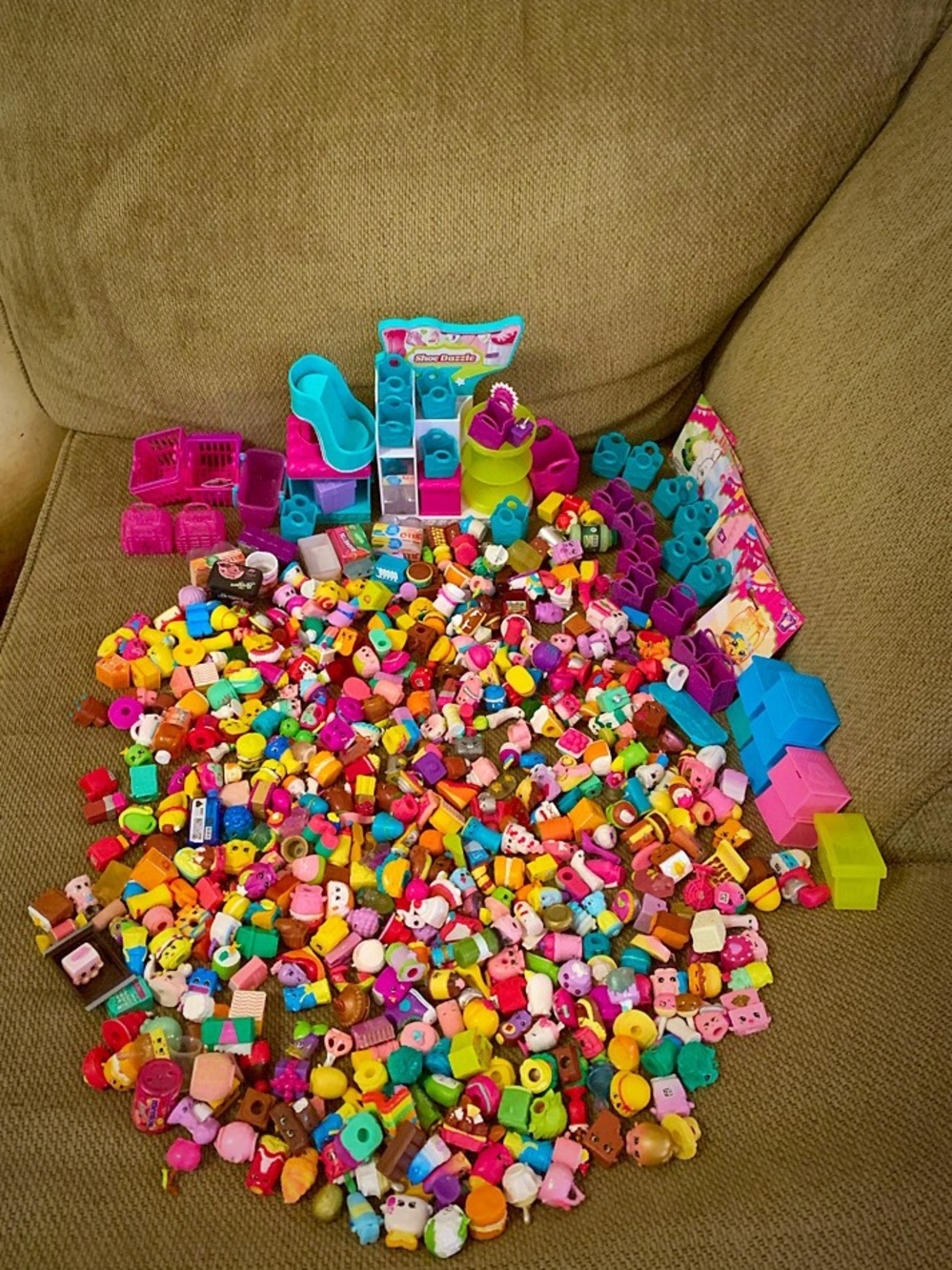 Shopkins and Petkins Collectible bundle 

Playset Lot - Pink, Teal, Yellow, Blue